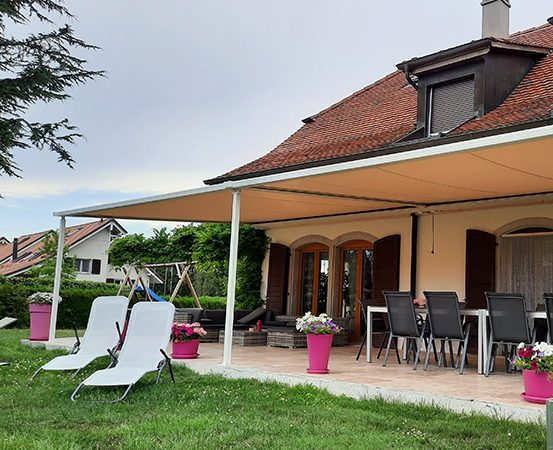 Pergola à toile BIO PM installée en Suisse chez un particulier