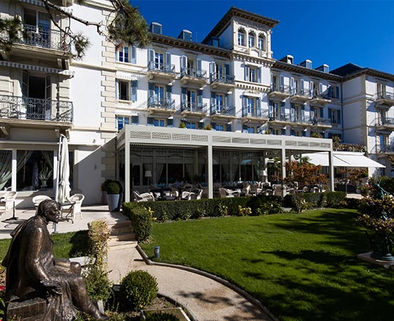Pergola bioclimatique Biossun BIO 230 installé dans un bel hôtel en Suisse