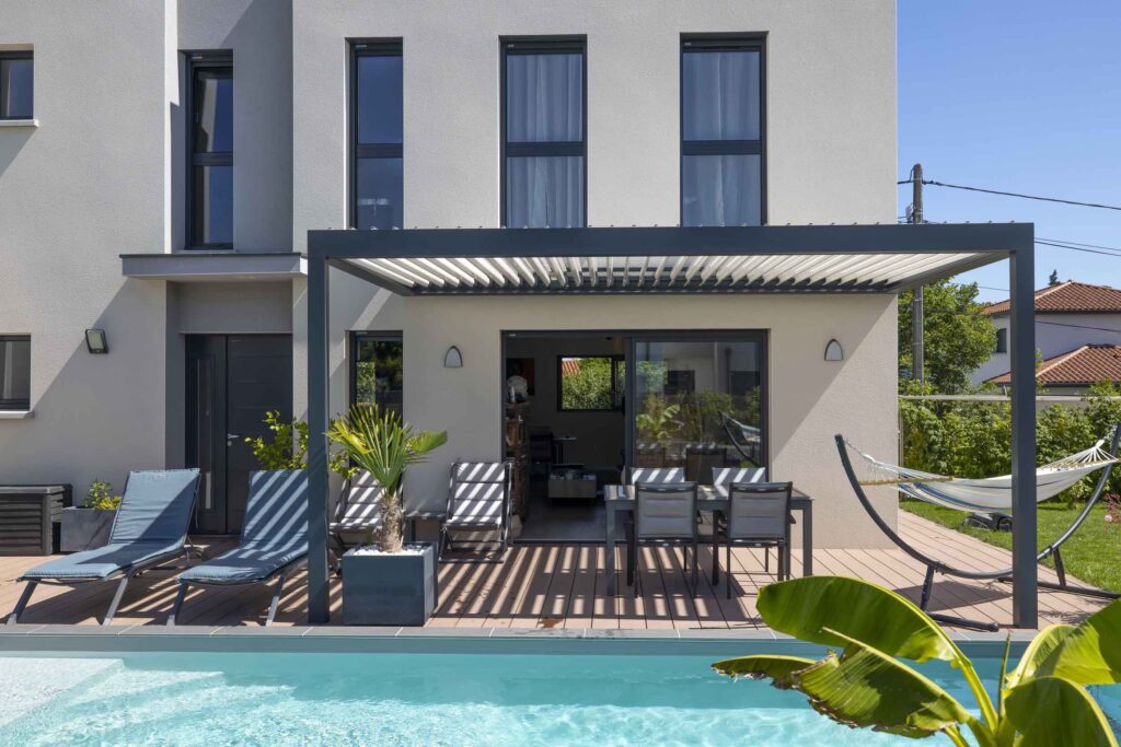 Pergola bioclimatique Biossun BIO 120 installée à Chaponost
