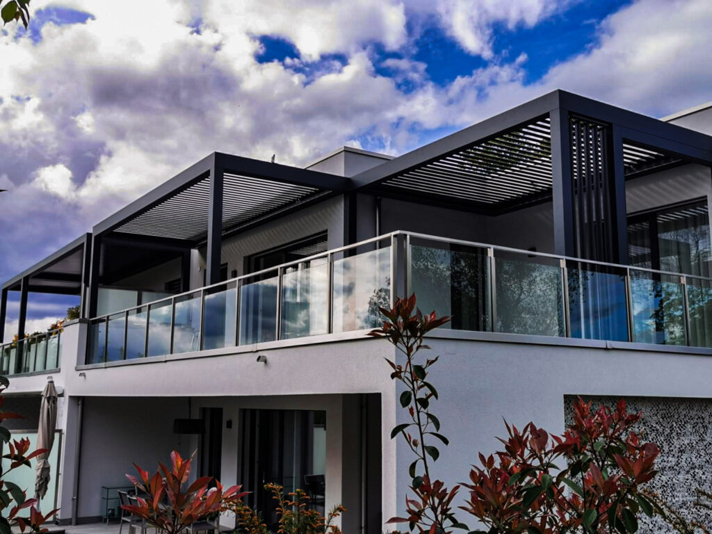 pergola 230 bioclimatique - vue contre plongée en Suisse