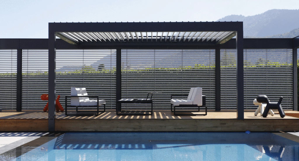 Pergola Bioclimatique en ilot, structure métallique en fond qui permet d'être préservé des regards.