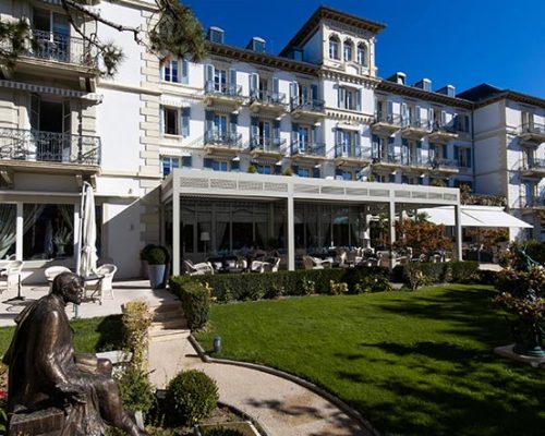 Pergola bioclimatique Biossun BIO 230 installé dans un bel hôtel en Suisse