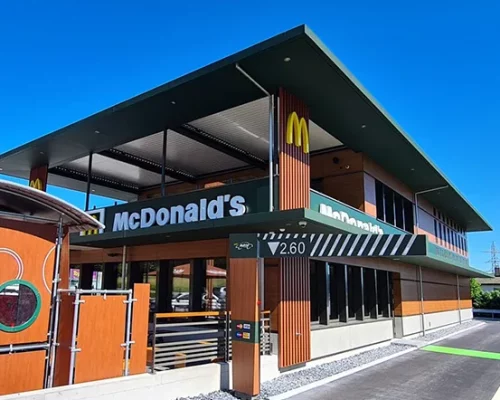 Pergola bioclimatique Biossun installé dans un Mc Donald en Suisse
